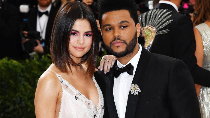 Gak Tega, 5 Pasangan Seleb Hollywood Ini Dilaporkan Putus Melalui Telepon