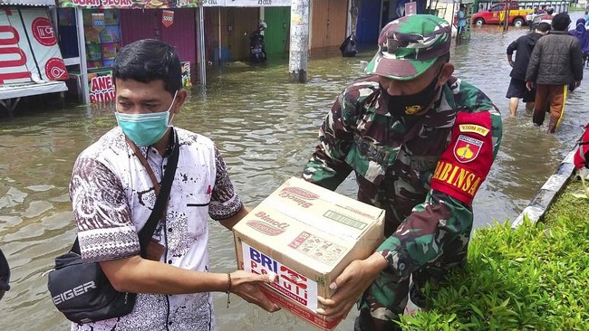Tak hanya menyalurkan ribuan paket sembako untuk korban banjir Jabar, Bank BRI juga mendirikan posko dan membangun dapur umum di Semarang, Jateng.