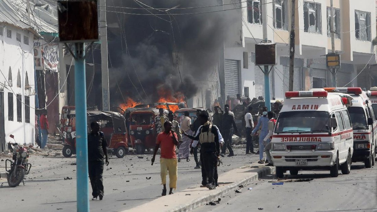 FOTO: Bingkai Kelam Ledakan Bom Mobil di Somalia