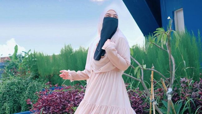 Bercadar Tetap Bisa Stylish, Ini 5 Inspirasi Outfit Hijab ala Wardah