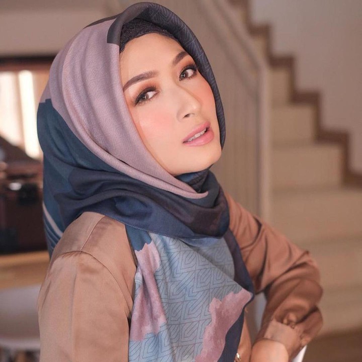 <p>Wanita kelahiran 31 tahun silam ini juga kerap menerima endorsement, terutama produk anak-anak, makeup, dan busana Muslim. (Foto: Instagram @calystavannyws)</p>