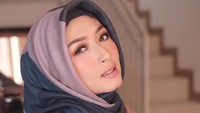 <p>Wanita kelahiran 31 tahun silam ini juga kerap menerima endorsement, terutama produk anak-anak, makeup, dan busana Muslim. (Foto: Instagram @calystavannyws)</p>