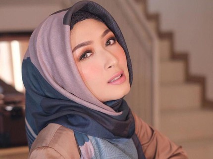 Jarang Tersorot, 5 Potret Istri Fedi Nuril yang Dinikahi Lewat Taaruf