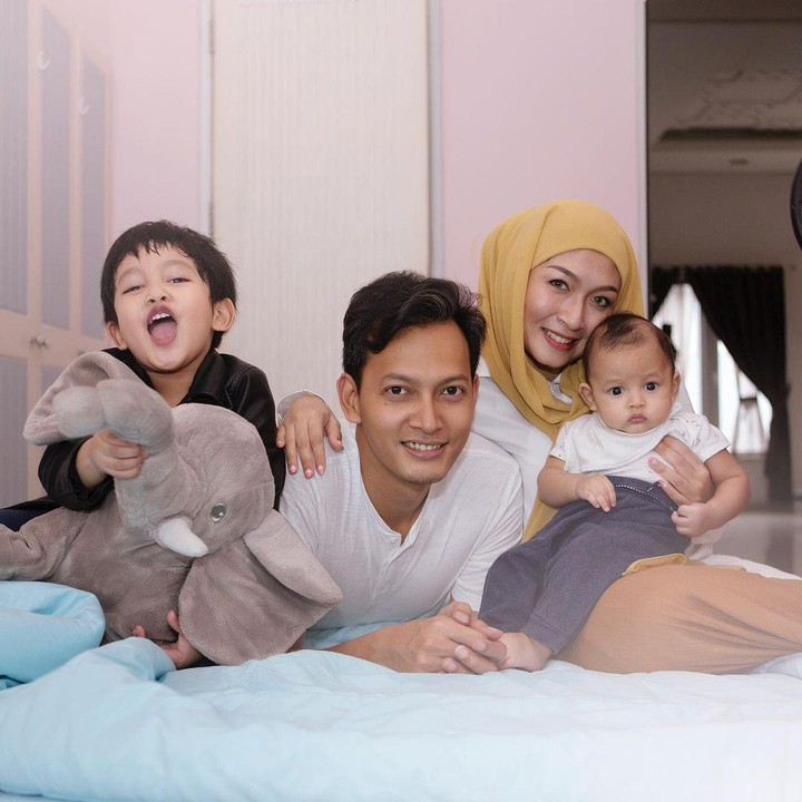 <p>Kebahagiaan keluarga kecil Calysta dan Fedi Nuril makin lengkap dengan kehadiran dua anak, Hasan dan Aksa. (Foto: Instagram @calystavannyws)</p>