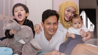 <p>Kebahagiaan keluarga kecil Calysta dan Fedi Nuril makin lengkap dengan kehadiran dua anak, Hasan dan Aksa. (Foto: Instagram @calystavannyws)</p>