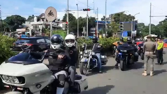 Patwal yang menggunakan motor besar juga terlihat mencegat kendaraan dari arah lain agar rombongan moge bisa melintas.