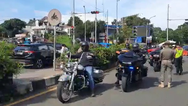 Tak satupun petugas memberhentikan konvoi moge meski diketahui beberapa diantaranya berpelat ganjil di Kota Bogor kemarin.