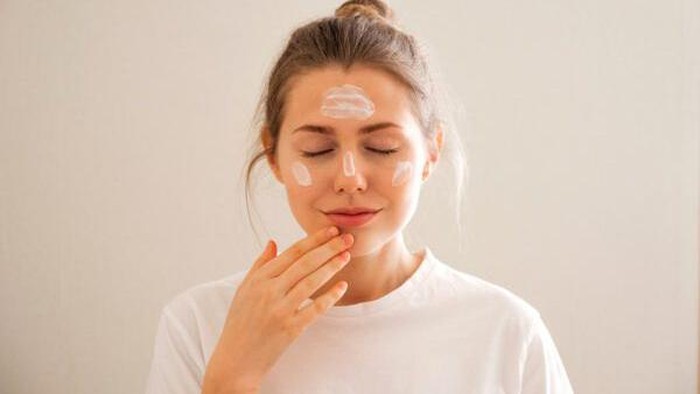 Masih Bingung Cara Re-apply Sunscreen? Ini Tipsnya! Masih Bingung Cara Re-apply Sunscreen? Ini Tipsnya!