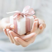 Menghadiahi Diri Sendiri saat Valentine, Ini Manfaatnya untuk Kesehatan Mental!