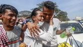 FOTO: 23 Ribu Napi Dibebaskan Militer Myanmar Militer Myanmar membebaskan 23 ribu narapidana di Hari Persatuan dan di tengah-tengah maraknya protes menolak kudeta.