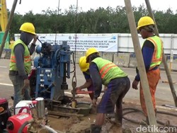 Cek Kadar Tanah, Petugas Bor 4 Titik di Area Ambles Tol Cipali