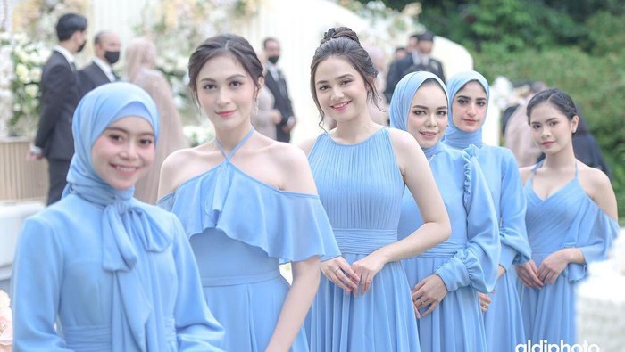 5 Potret Kekompakan Bridesmaid Pernikahan Margin Wieheerm dan Ali Syakieb