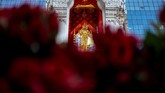 FOTO: Lajang Thailand Panjatkan Doa di Kuil Jelang Valentine Ratusan warga Thailand berbondong-bondong ke kuil untuk berdoa meminta pasangan jelang perayaan Hari Valentine.