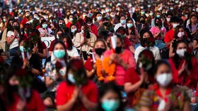 FOTO: Lajang Thailand Panjatkan Doa di Kuil Jelang Valentine