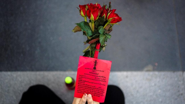 FOTO: Lajang Thailand Panjatkan Doa di Kuil Jelang Valentine