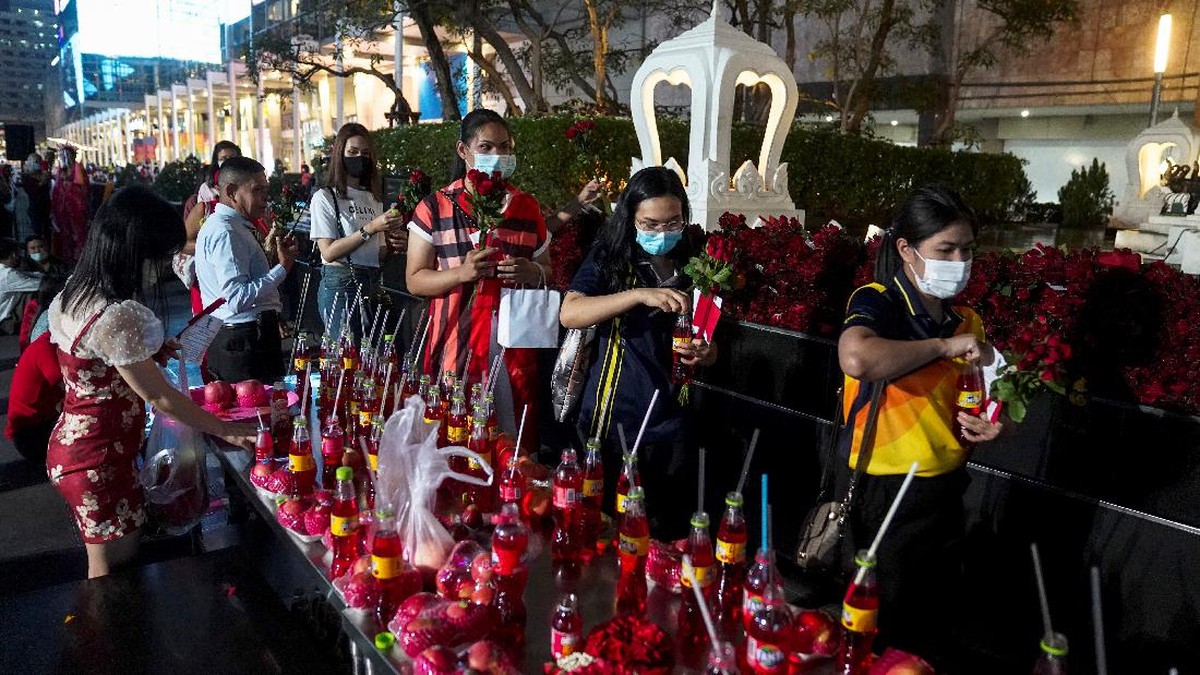FOTO: Lajang Thailand Panjatkan Doa di Kuil Jelang Valentine