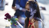 FOTO: Lajang Thailand Panjatkan Doa di Kuil Jelang Valentine Ratusan warga Thailand berbondong-bondong ke kuil untuk berdoa meminta pasangan jelang perayaan Hari Valentine.