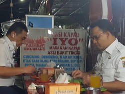 Intip Momen Riza Patria Makan Nasi Kapau Bareng Anies Baswedan