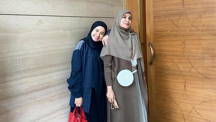 Tetap Kece, Contek Referensi OOTD Syar'i dengan Gamis Stylish ala Selebriti