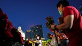 FOTO: Lajang Thailand Panjatkan Doa di Kuil Jelang Valentine Ratusan warga Thailand berbondong-bondong ke kuil untuk berdoa meminta pasangan jelang perayaan Hari Valentine.