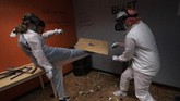 FOTO: Menghancurkan Barang, Melepas Stres di Ruang Amarah Menghancurkan barang-barang dinilai jadi salah satu alat melepas stres, terutama di masa pandemi. Hal ini bisa dilakukan di Smash RX LLC, California.