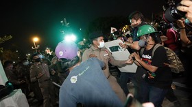 FOTO : Aktivis Pro-demokrasi Thailand Bentrok dengan Polisi