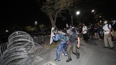 FOTO : Aktivis Pro-demokrasi Thailand Bentrok dengan Polisi Bentrokan terjadi antara aktivis pro-demokrasi Thailand dengan polisi. Bentrokan terjadi untuk menuntut penghapusan UU kerajaan yang dianggap kejam