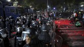 FOTO : Aktivis Pro-demokrasi Thailand Bentrok dengan Polisi Bentrokan terjadi antara aktivis pro-demokrasi Thailand dengan polisi. Bentrokan terjadi untuk menuntut penghapusan UU kerajaan yang dianggap kejam