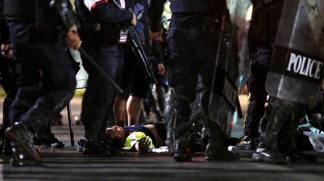 FOTO : Aktivis Pro-demokrasi Thailand Bentrok dengan Polisi