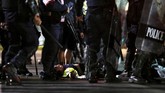 FOTO : Aktivis Pro-demokrasi Thailand Bentrok dengan Polisi Bentrokan terjadi antara aktivis pro-demokrasi Thailand dengan polisi. Bentrokan terjadi untuk menuntut penghapusan UU kerajaan yang dianggap kejam
