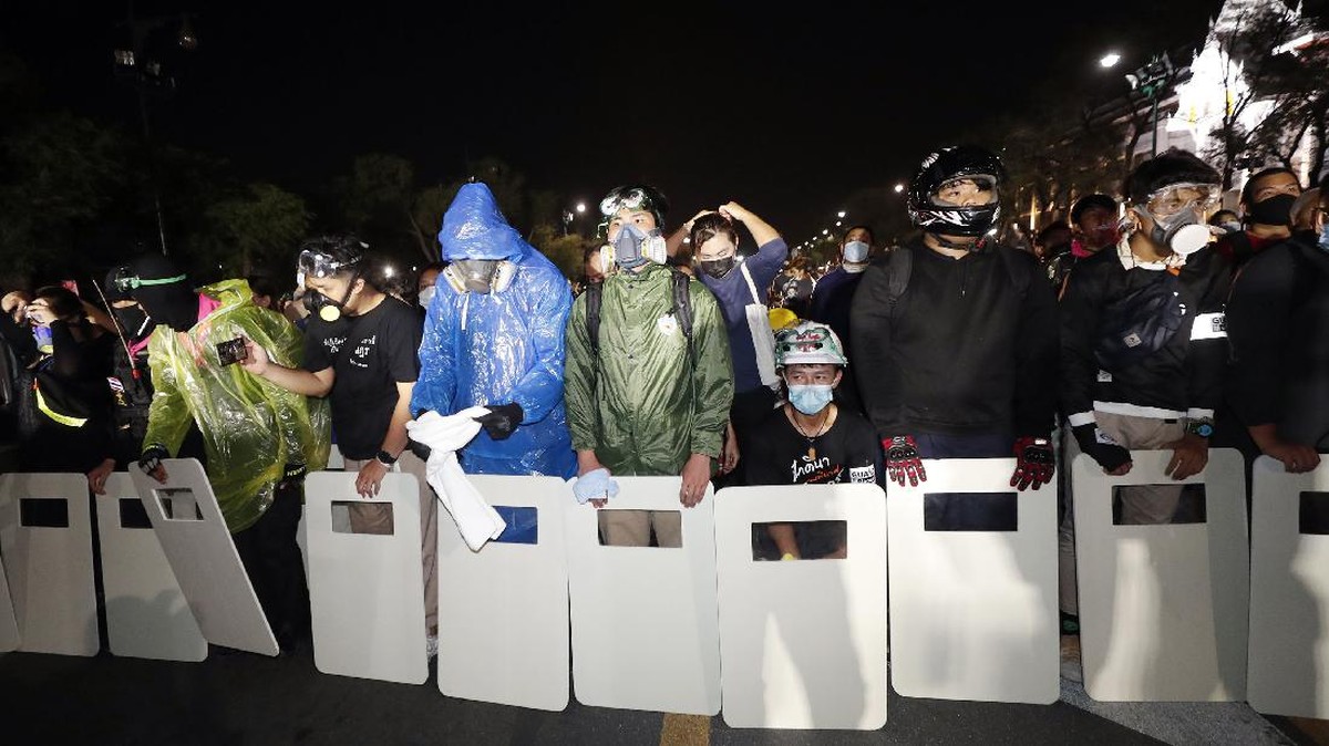 FOTO : Aktivis Pro-demokrasi Thailand Bentrok dengan Polisi