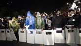 FOTO : Aktivis Pro-demokrasi Thailand Bentrok dengan Polisi Bentrokan terjadi antara aktivis pro-demokrasi Thailand dengan polisi. Bentrokan terjadi untuk menuntut penghapusan UU kerajaan yang dianggap kejam