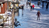 FOTO: Pemandangan Kanal di Belanda yang Membeku Kanal Prinsengracht di Amsterdam, Belanda, sempat membeku pada pertengah Februari. Warga langsung berdatangan untuk main ice skating.