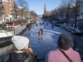 FOTO: Pemandangan Kanal di Belanda yang Membeku