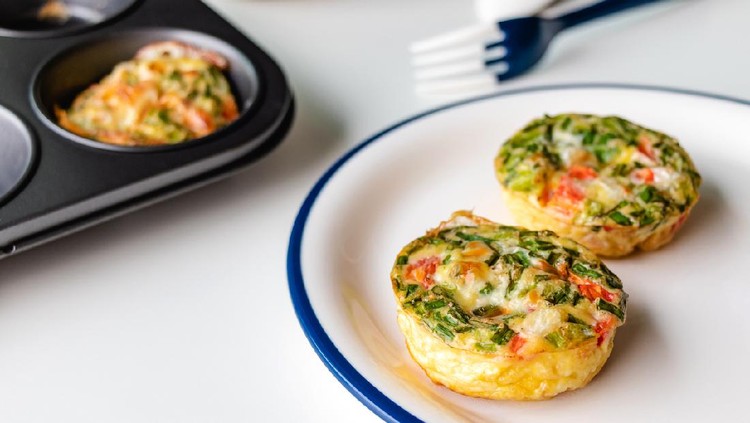 Healthy breakfast egg muffins with cheese, tomato and green veggetable, easy and healthy food concept