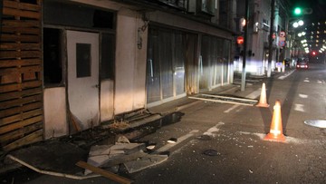 Lebih dari 50 orang luka-luka akibat gempa berkekuatan magnitudo  7,3 yang mengguncang Jepang pada Sabtu (13/2) malam.