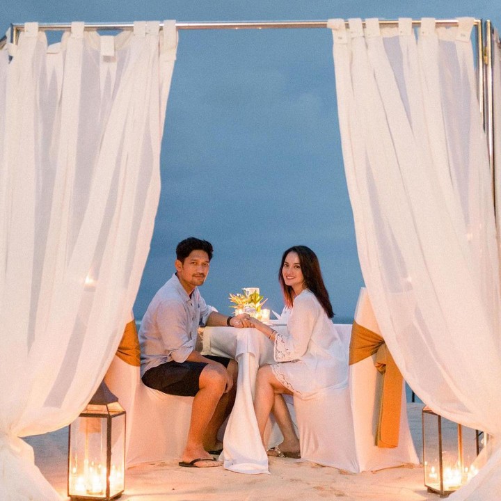 <p>Makan malam romantis menjadi salah satu momen kebersamaan Ririn dan Ibnu saat di Bali. (Foto: Instagram @ririnekawati)</p>