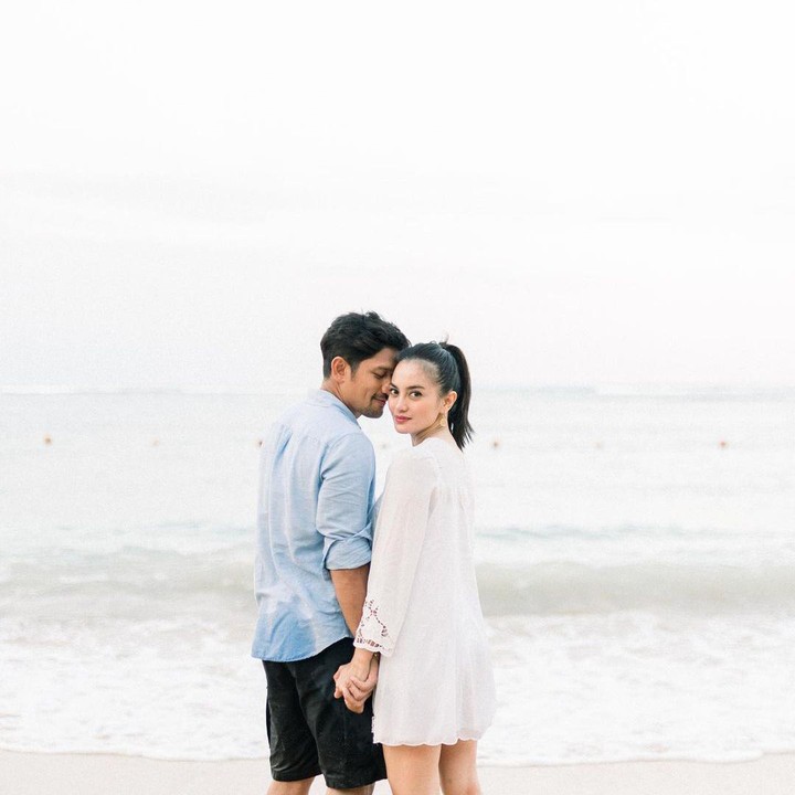 <p>Ririn Ekawati dan Ibnu Jamil juga menghabiskan waktu bersama di pinggir pantai lho, Bunda. Bikin baper enggak sih? (Foto: Instagram @ririnekawati)</p>