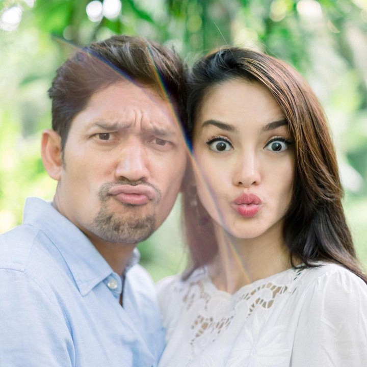 <p>Sejak masih pacaran hingga menikah, dua sejoli ini memang selalu tampil bersama dan blak-blakan tentang hubungan asmara mereka. (Foto: Instagram @ririnekawati)</p>