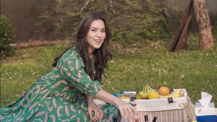 Intip Isi Makeup Travel Bag Seorang Raisa Andriana