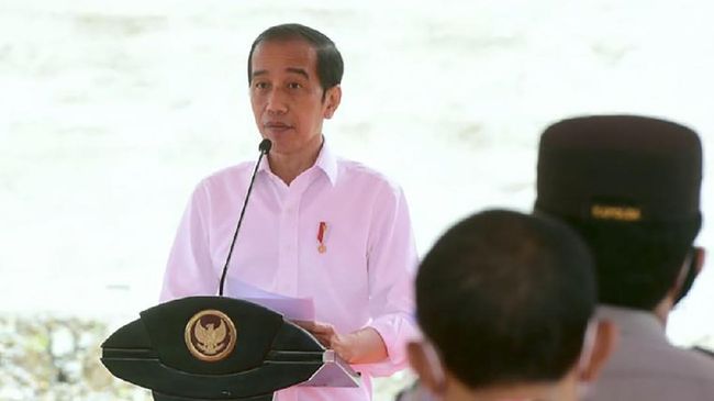 Jokowi meresmikan Terminal Kijing di Pelabuhan Pontianak, Kalimantan Barat pada Selasa (9/8) ini. Nilai investasi proyek terminal ini mencapai Rp2,9 triliun.