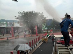 Bubarkan Warga yang Berkerumun, Damkar Kuningan Semprotkan Disinfektan