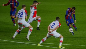 FOTO: 6 Gol Kaki Kiri di Pesta Gol Barcelona