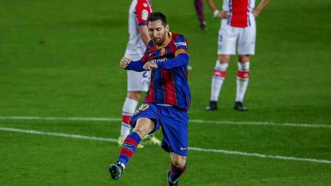 Video Lionel Messi yang berjalan kaki dalam laga Barcelona vs PSG menjadi berita terpopuler di kanal olahraga CNNIndonesia.com dalam 24 jam terakhir.