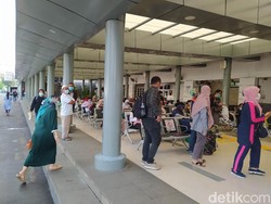 Arus Balik Libur Imlek, Begini Suasana Stasiun Pasar Senen Pagi Ini