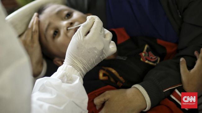 Baru-baru ini, publik dibuat kaget dengan temuan swab antigen menggunakan alat kesehatan bekas. Bagaimana cara mengenali alat swab baru dalam test covid-19?