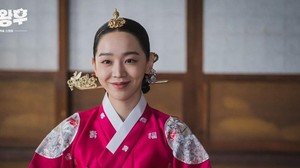 Mahal Banget! Intip Harga Aksesoris yang Dipakai 3 Tokoh Utama Drama Korea Ini