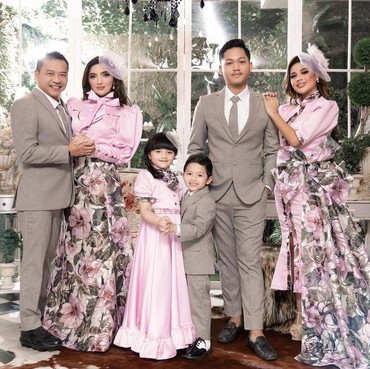 Potret Kekompakan Keluarga A6, dari Outfit Hingga Liburan Bersama