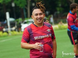 Gaya Terbaru Augie Fantinus dengan Rambut Gimbal Keriting
