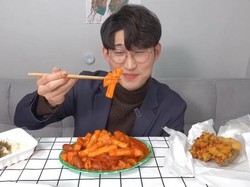 5 Cara Makan Tteokbokki ala Orang Korea, Rasanya Nikmat!
